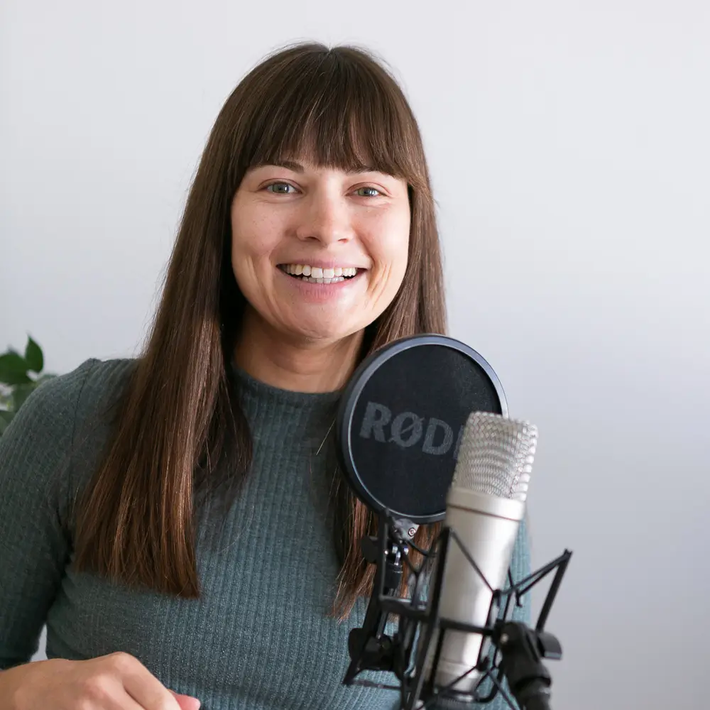 Maria-Lena Matysik mit Podcastmikrofon für ihren Analyticssprechstunde-Podcast